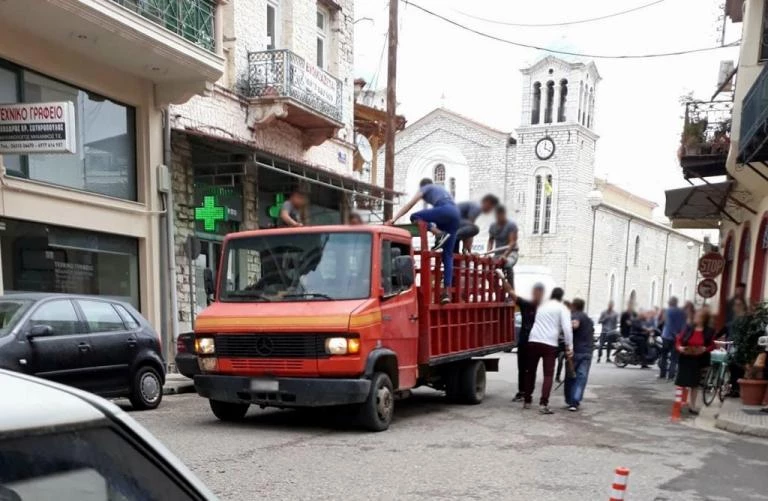 Μεσολόγγι: Τσακώθηκαν οι τσιγγάνοι και έκαναν γυαλιά καρφιά την πόλη (βίντεο)